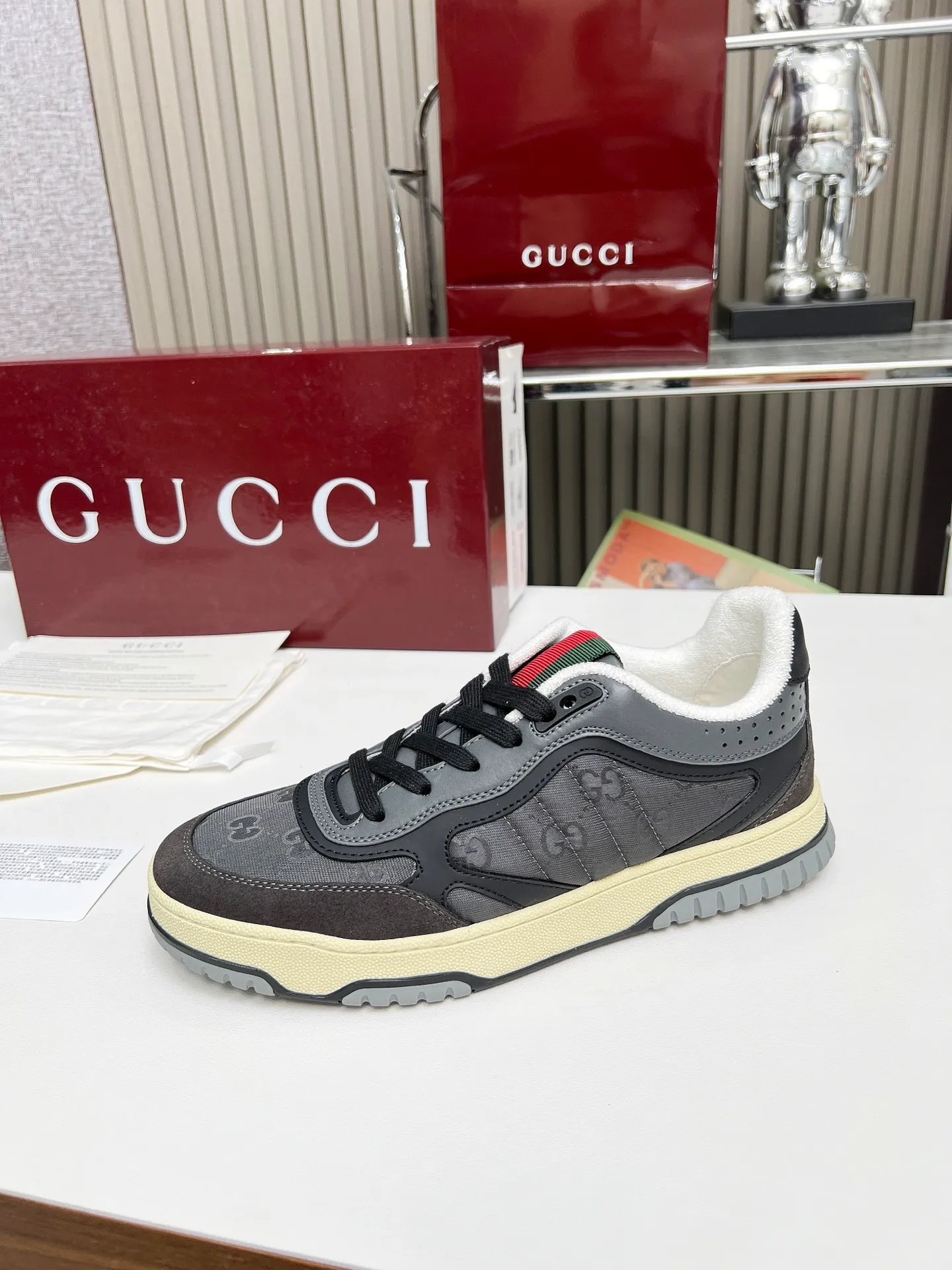 [G Home] P: 600💰 Couple size: Female 35-40. Male 39-44 (45 custom-made) 🆕2025.GUCC Gucci original order quality The latest popular high and low top aged couple sneakers series shipped original purchase development and production, this high and low top sneakers adopt a basketball-style silhouette design, cleverly integrated with hollow panels and distressed effects, showing unique ingenuity. The ingenuity incorporates brand logo details such as interlocking Double G styling accessories and Gucci lettering, a low-key tribute to the brand's design heritage. Exquisite packaging at the delivery counter 🛍📦 ▪️ Fabric: Original customized imported first-layer cowhide ▪️ Inner lining: Imported first-layer cowhide ▪️ Sole: Original molded two-color TPU sole ▪️ Sole thickness: 3cm